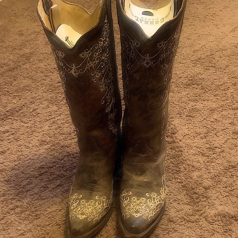 Corral cowgirl boots with gorgeous stitching detail. Line dancing ready! 🤠 - Picture 3 of 8